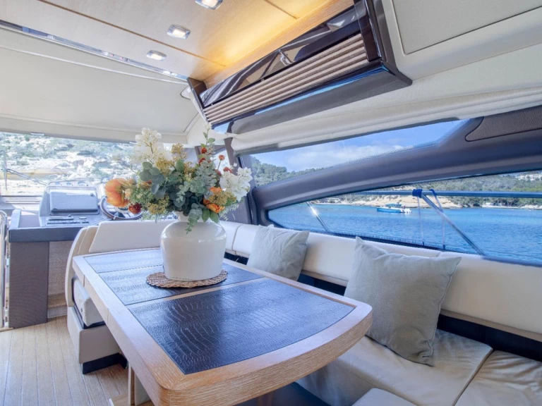 Yacht charter Palma de Mallorca - Azimut Azimut 64 on SamBoat