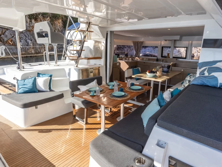Catamaran to hire Lefkáda at the best price