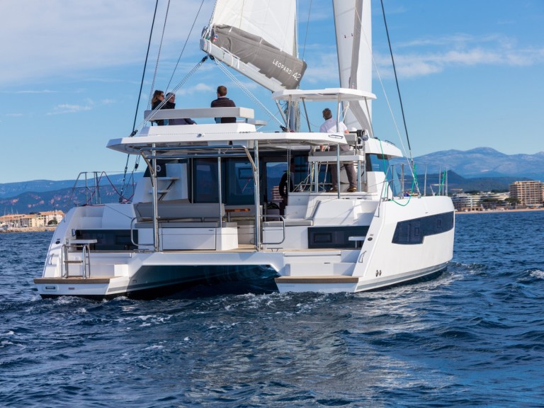 Charter a Leopard Catamarans / Robertson & Caine Leopard 42 - 3 cab. in Saint-Raphaël on Samboat