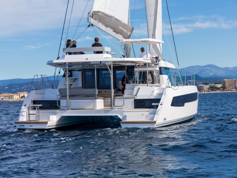 Charter a Leopard Catamarans / Robertson & Caine Leopard 42 - 3 cab. in Saint-Raphaël on Samboat