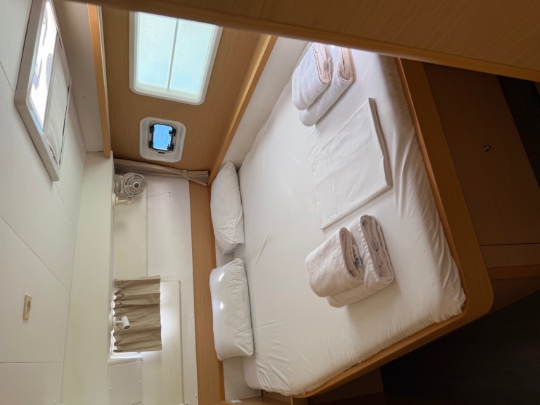 Charter a Lagoon Lagoon 400 S2 in Tourlos on Samboat