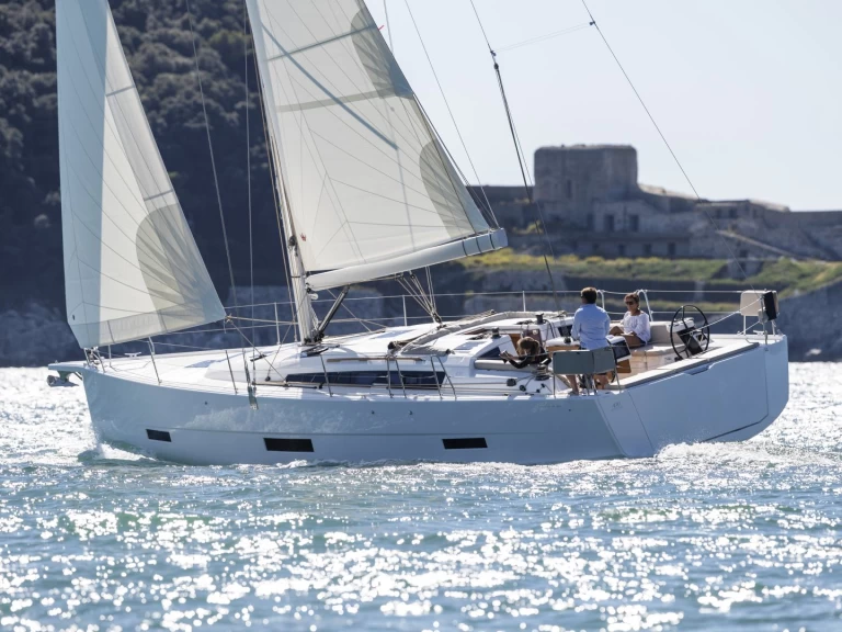 Charter a Dufour Dufour 430 in Gouvia on Samboat