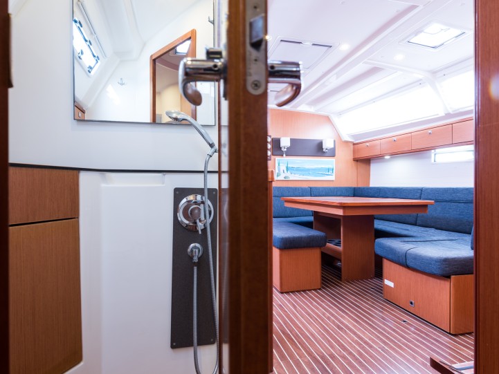 Hire Sailboat Bavaria with a boat licence