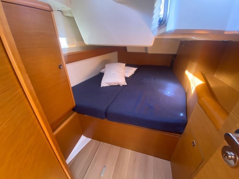 Jeanneau Sun Odyssey 519 charter bareboat or skippered in  Lávrio