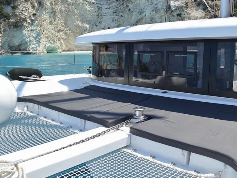 Catamaran hire in Lávrio - Lagoon Lagoon 42