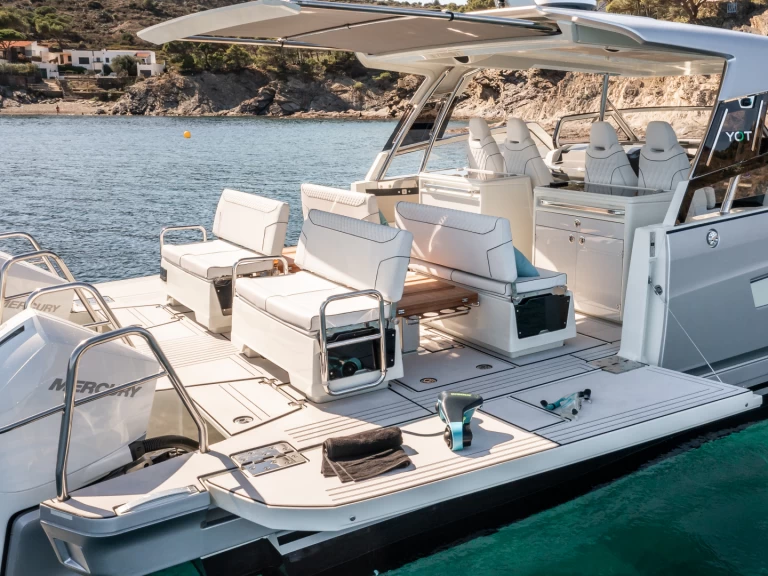 Hire Motorboat  with a boat licence