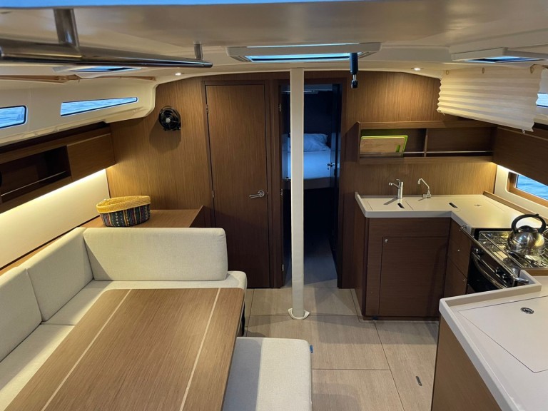 Hire a Bénéteau Oceanis 40.1 Rhodes (City)