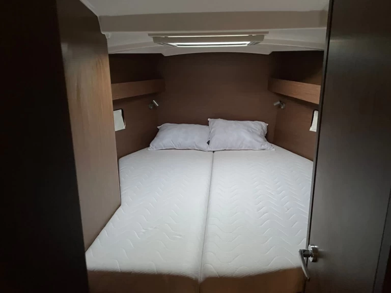 Sailboat hire in Rhodes (City) - Bénéteau Oceanis 40.1