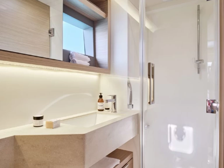 Hire Catamaran Lagoon with a boat licence