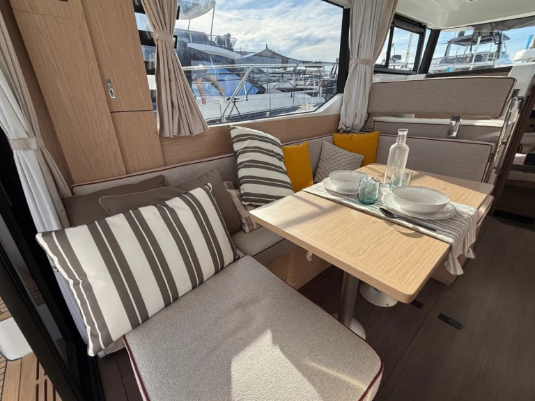 Motorboat hire in Split - Bénéteau Swift Trawler 37 Fly