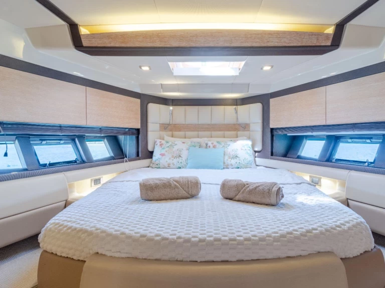 Charter a Azimut Azimut 64 in Palma de Mallorca on Samboat