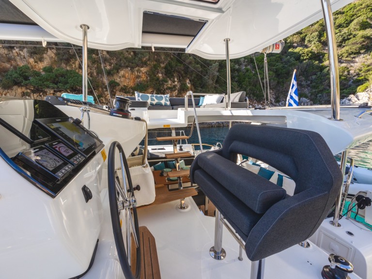 Yacht hire Lefkáda cheap Lagoon 43
