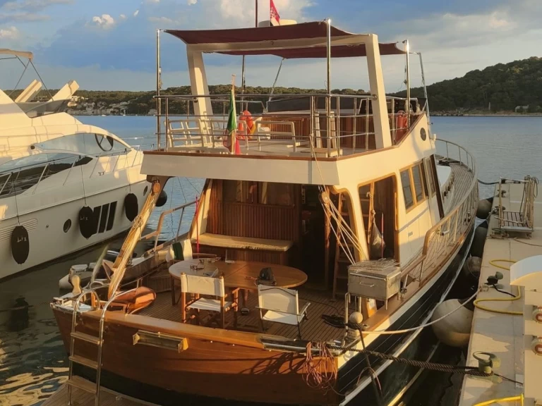 Motorboat hire in Corfu - Cantiere Azzurro 58