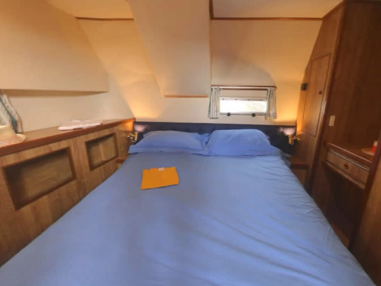 Charter a Le Boat Countess in Messac on Samboat