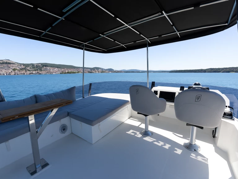 Hire Motorboat Fountaine Pajot with a boat licence