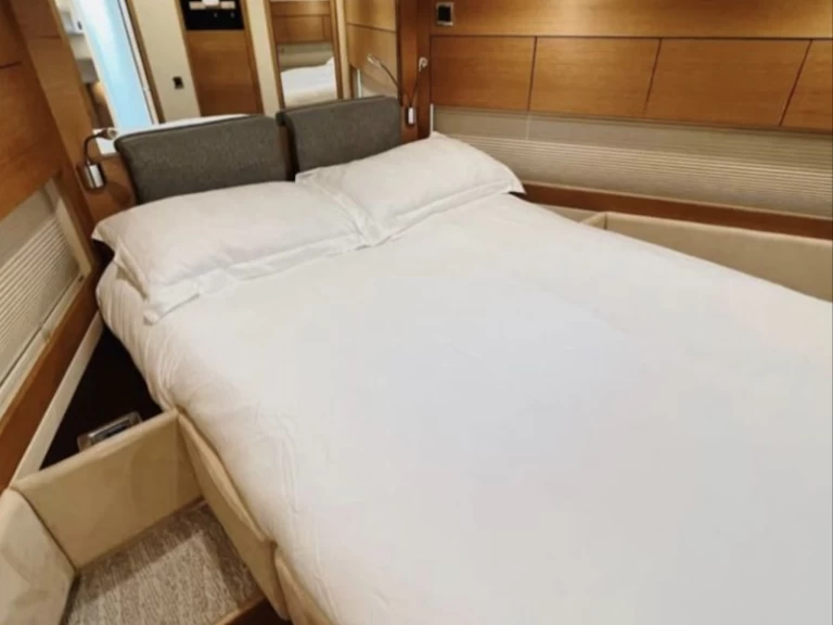 Yacht hire Dubai Marina cheap Phantom, 52 