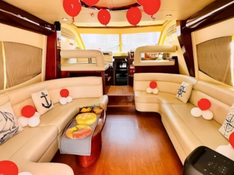 Charter a Majesty Yachts 50 in Dubai Marina on Samboat