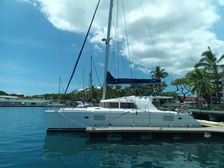 Catamaran hire in Papeete - Lagoon Lagoon 440
