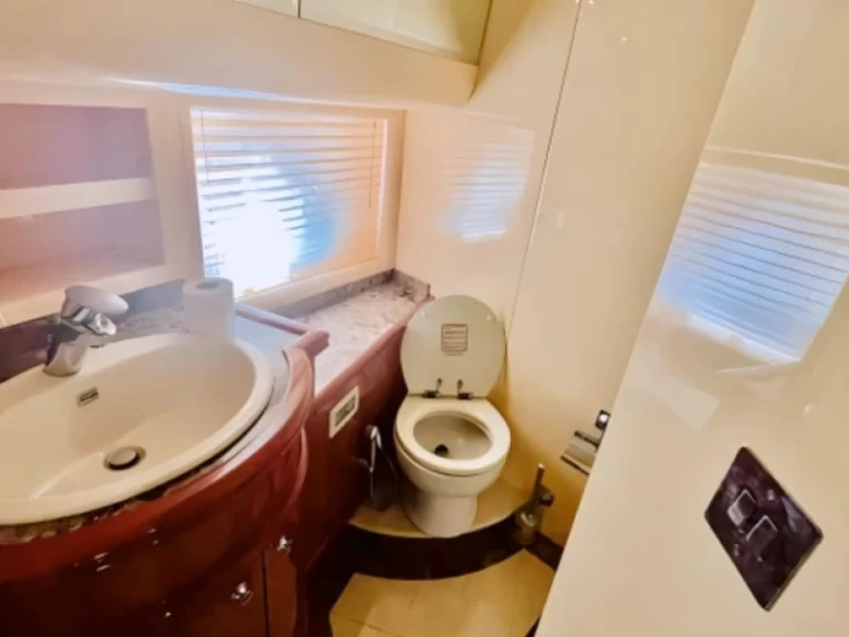 Charter a Majesty Yachts 70 in Dubai Marina on Samboat