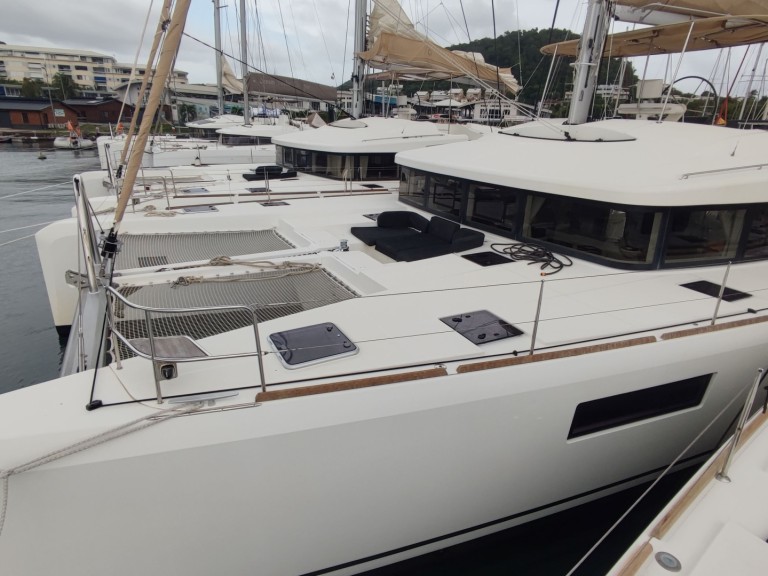 Hire Catamaran Lagoon with a boat licence