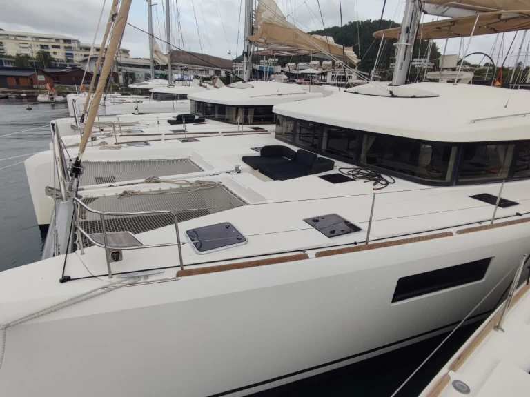 Hire Catamaran Lagoon with a boat licence