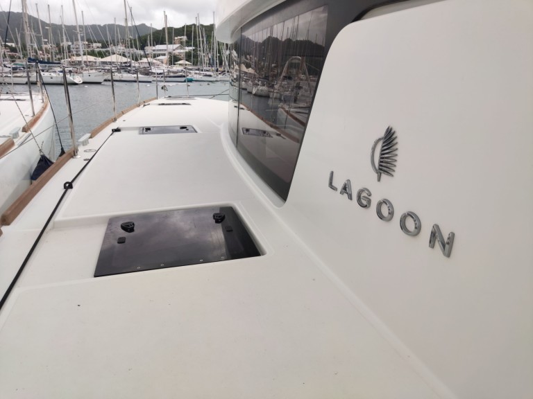 Hire Catamaran Lagoon with a boat licence