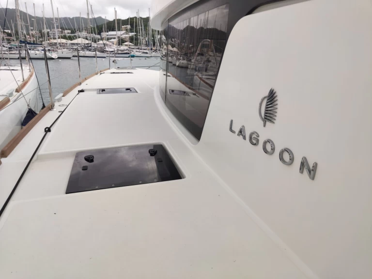 Hire Catamaran Lagoon with a boat licence