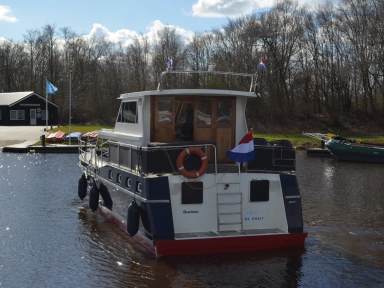 Hire Motorboat De Drait with a boat licence