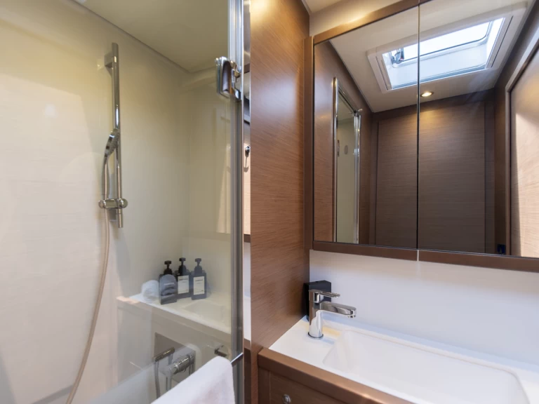 Charter a Lagoon Lagoon 620 in s'Arenal on Samboat