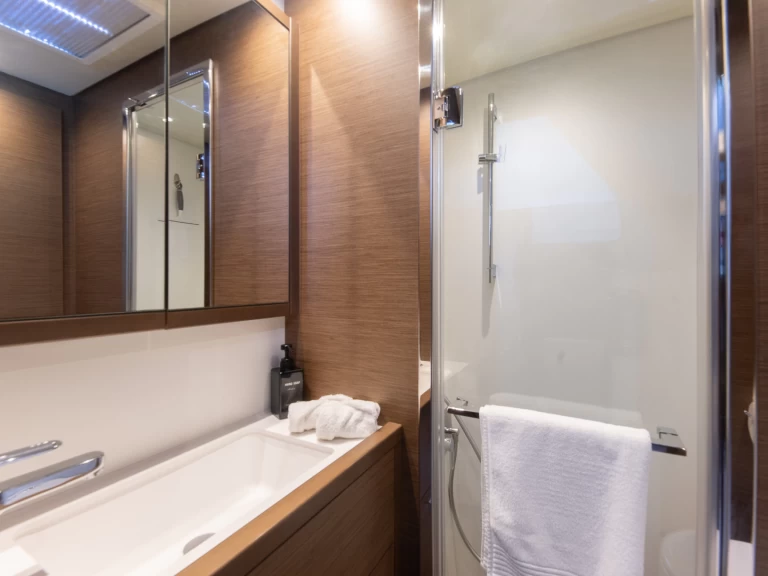 Hire Catamaran Lagoon with a boat licence