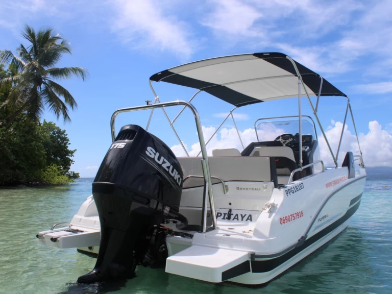 Hire Motorboat Bénéteau with a boat licence