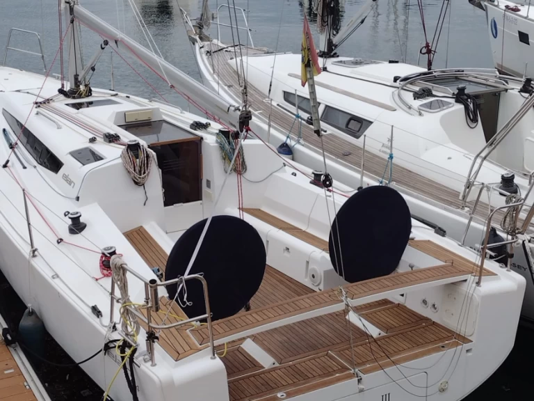 Sailboat to hire Vigo at the best price