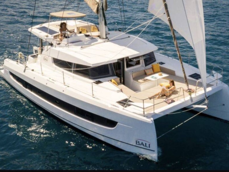 Charter a 15 BALI 4.2 in Hyères on Samboat