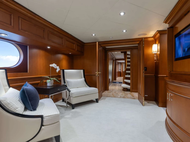 Hire Luxury Yacht Intermarine Savannah with a boat licence