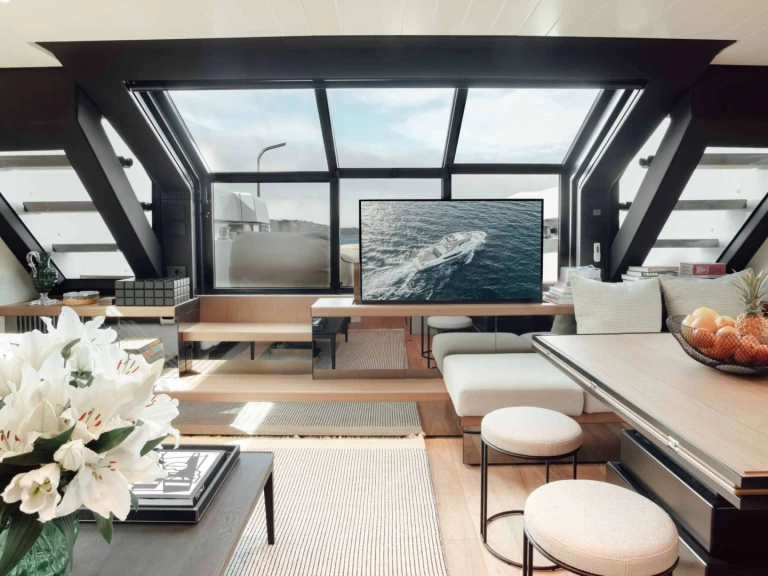 Hire Luxury Yacht San Lorenzo with a boat licence