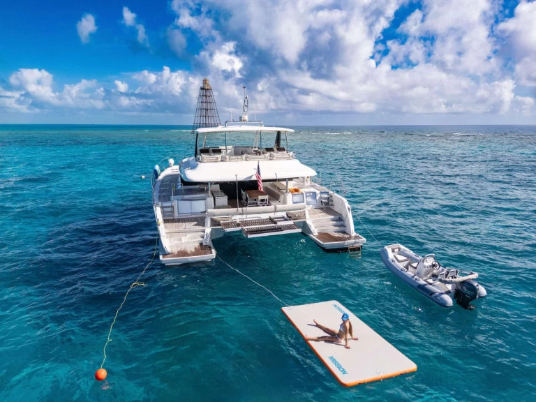 Hire Luxury Yacht Lagoon with a boat licence