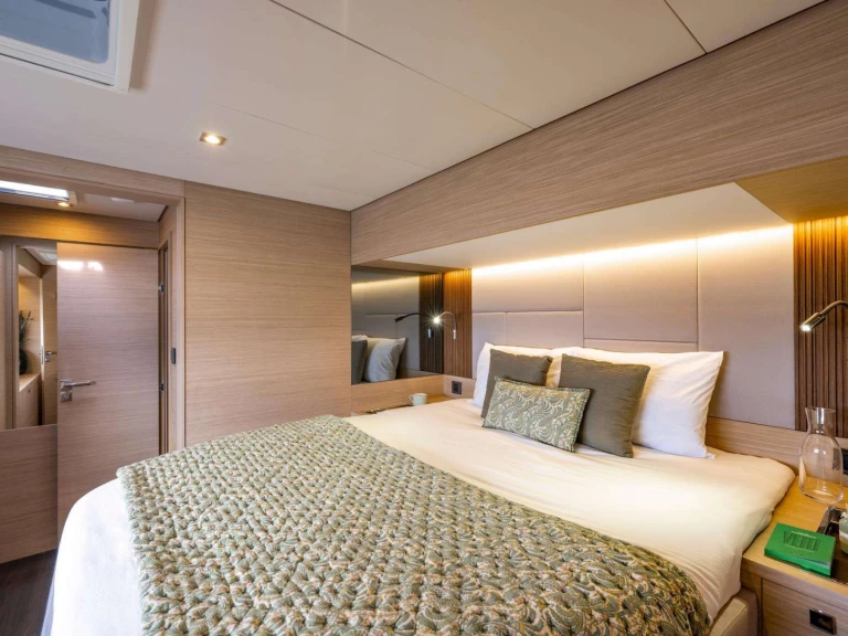 Hire Luxury Yacht Lagoon with a boat licence