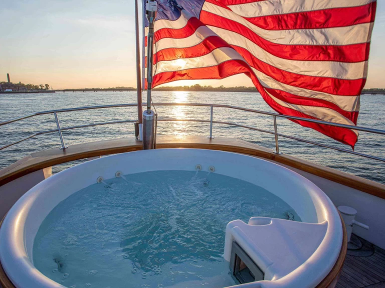 Hire Luxury Yacht Palmer Johnson with a boat licence