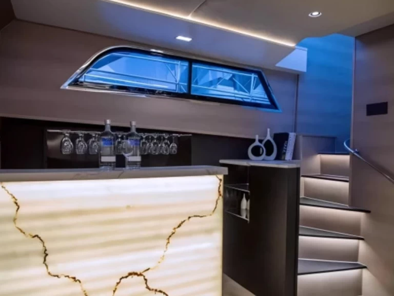 Yacht charter Dubai Marina - Hatteras 64 on SamBoat