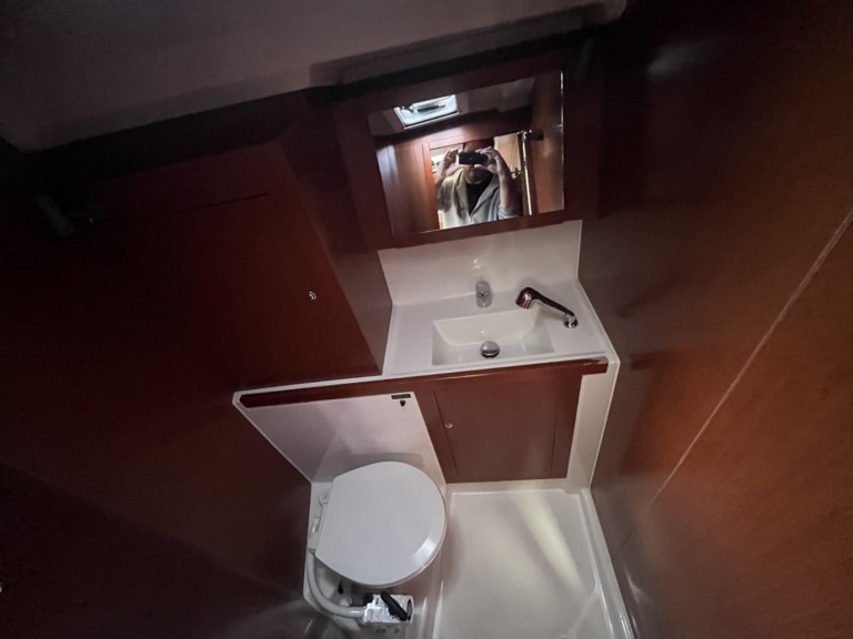 Charter a Bénéteau Oceanis 41.1 in Sukošan on Samboat