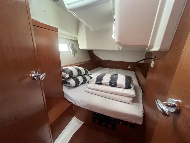Hire a Bénéteau Oceanis 45 Sukošan