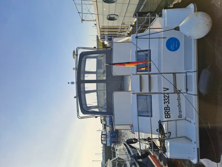 Hire Motorboat De Drait with a boat licence