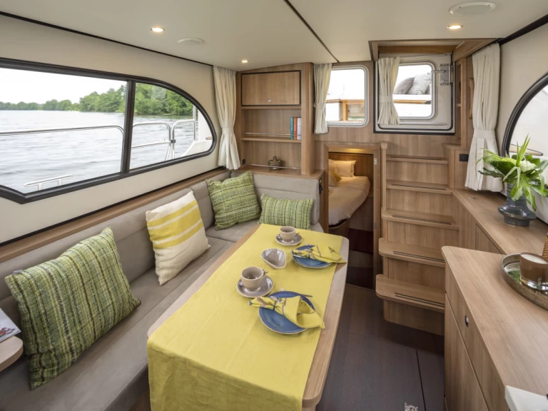 Hire Motorboat Linssen with a boat licence