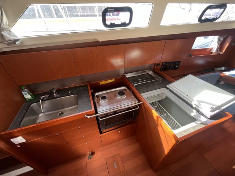 Sailboat to hire Sukošan at the best price