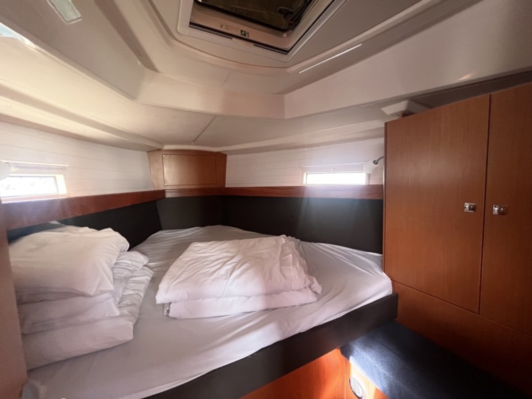 Sailboat hire in Sukošan - Bavaria Cruiser 37