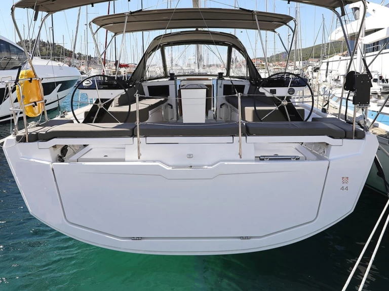 Charter a Dufour Dufour 44 in Pula on Samboat