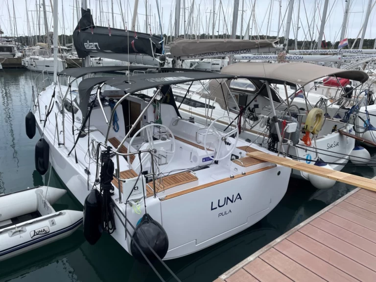 Yacht hire Pula cheap E4