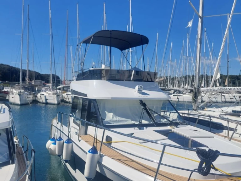 Yacht hire Pula cheap Merry Fisher 1095 Fly