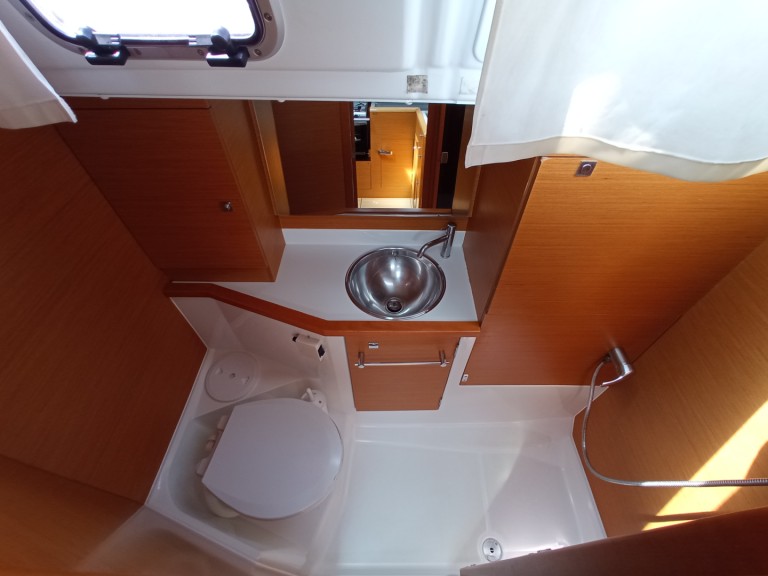 Hire Sailboat with or without skipper Jeanneau Lefkáda