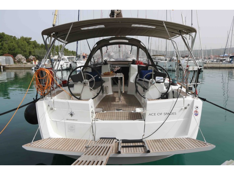 Hire Sailboat Jeanneau with a boat licence